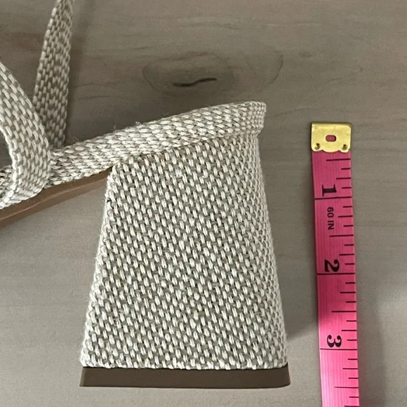 NWOT Bow tie Stacked Heel - Picture 9 of 10